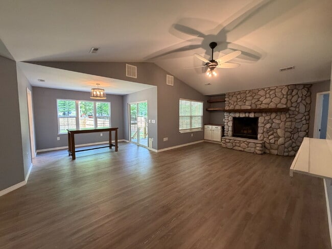Building Photo - Backyard dream - Covered large patio and fully fenced in!!
