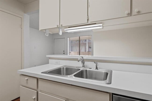 Building Photo - 6910 Hart Ln