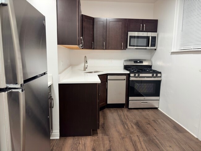 Building Photo - 635 W Roscoe St