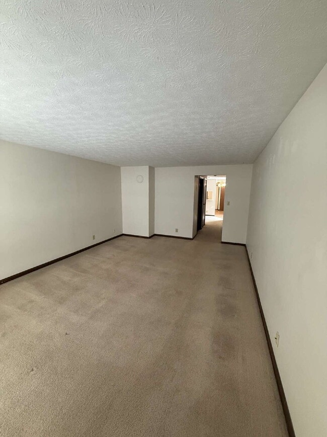 Building Photo - "Charming 2-Bed, 2-Bath Condo Retreat in Sidney's Viking Court!"