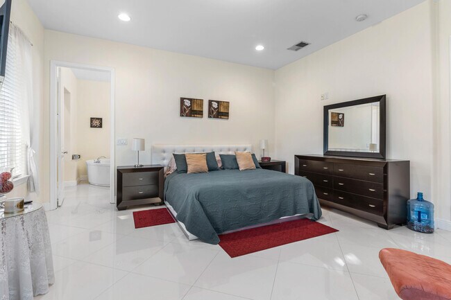 Building Photo - 1500 NE 4th Ct