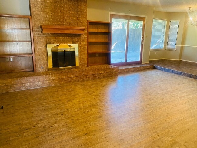 Building Photo - 3 bed 2 bath 2 car garage! Self Showing