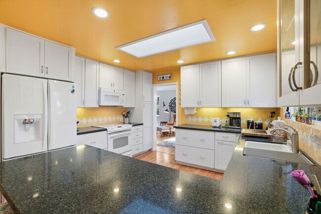 Building Photo - Lovely Monterey Single Family Home in the Mar Vista Neighborhood! (UNFURNISHED)
