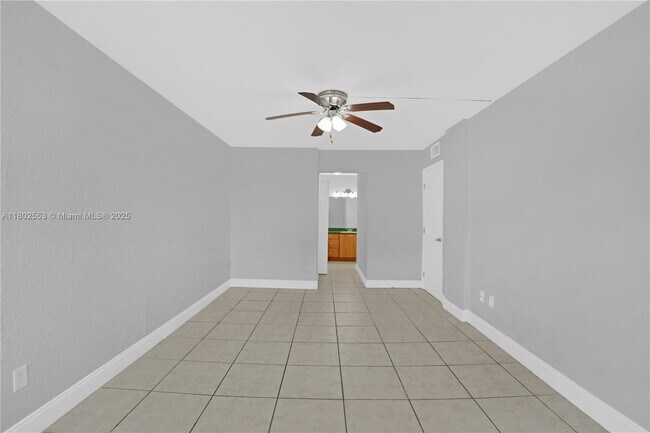Building Photo - 8889 Fontainebleau Blvd