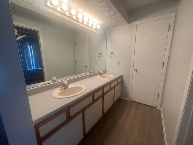 Building Photo - Nice 1 Bedroom 1 Bath Unfurnished Condo Renovated