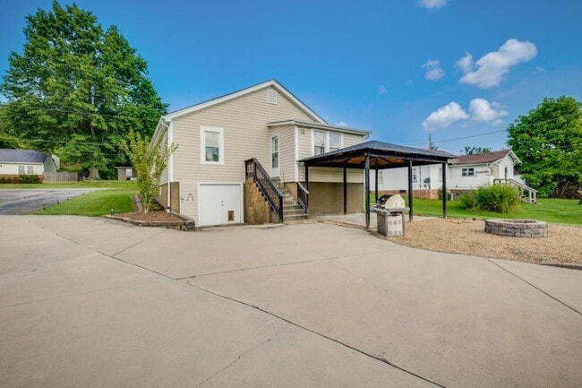 Building Photo - 4221 Maplewood St