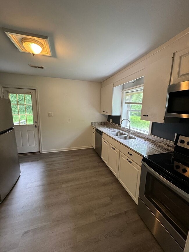 Building Photo - Private and convenient 3 bed/1 bath with large backyard