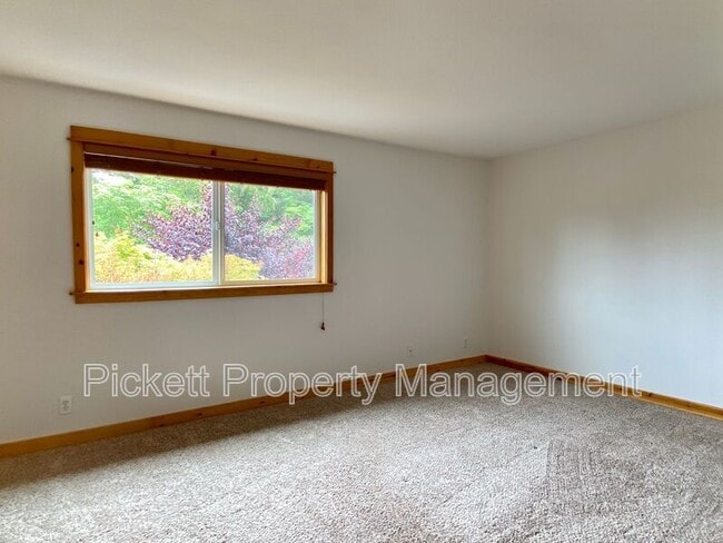 Building Photo - 4673 NW Walgren Dr