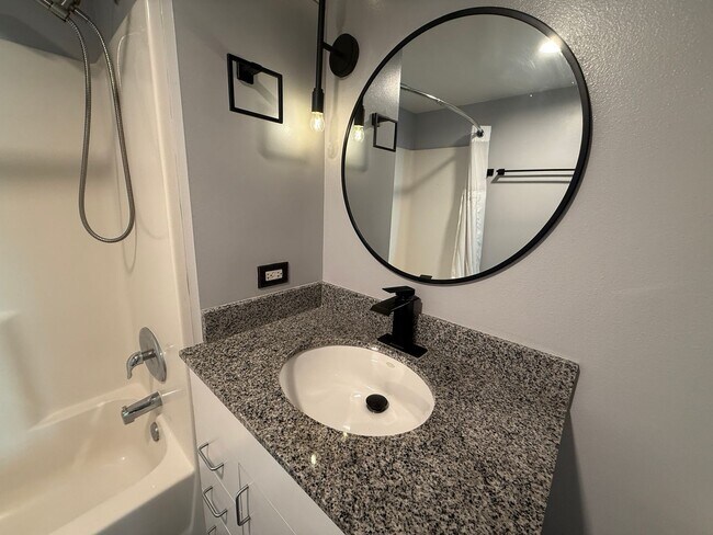 Building Photo - Downtown Acqua Vista 1 Bedroom Condo!