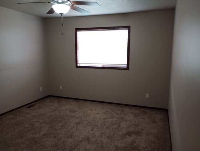 Building Photo - Two bedroom Town Home w/ Double garage