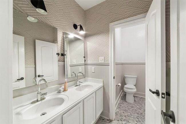 Building Photo - 1611 Lakeside Enclave Dr