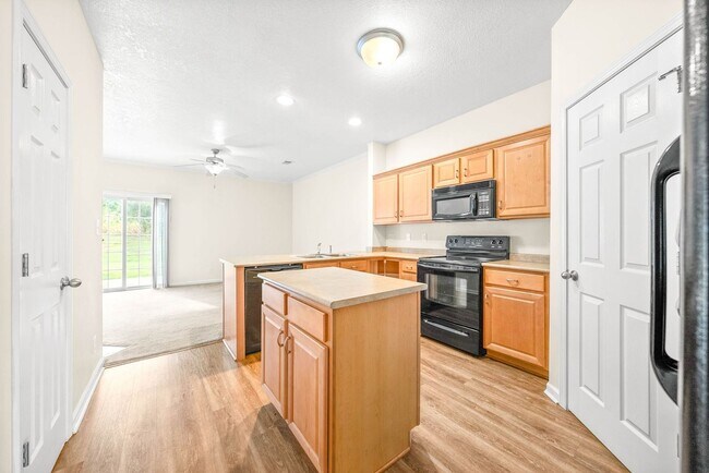 Building Photo - 2 Bedroom Condo For Rent With Community Swimming Pool!