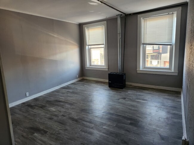 Building Photo - 8 E Railroad St