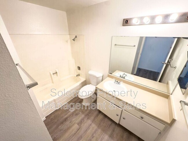 Building Photo - 529 Sandalwood Pl