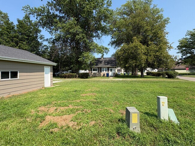 Building Photo - 2209 Hawthorne Ave
