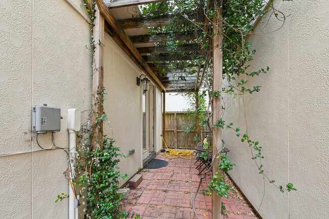 Building Photo - 5636 Kiam St