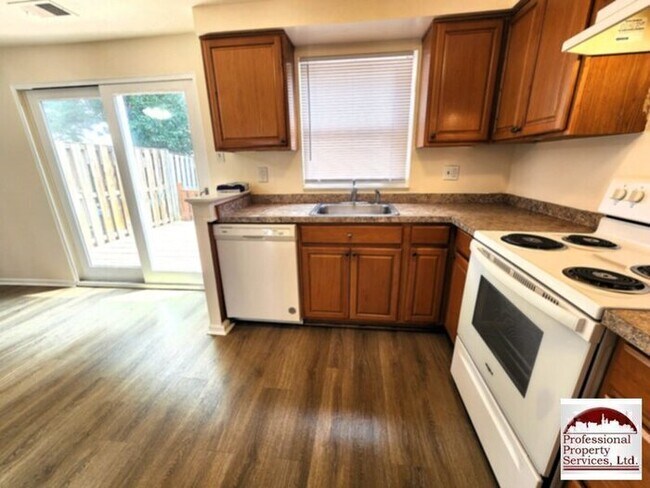 Building Photo - Charming 3br/1.5ba Townhome Updated, Convenient, And Move In Ready
