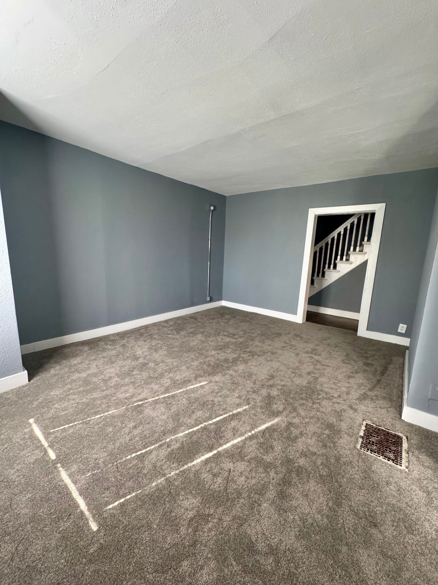 Building Photo - 616 E 6th St