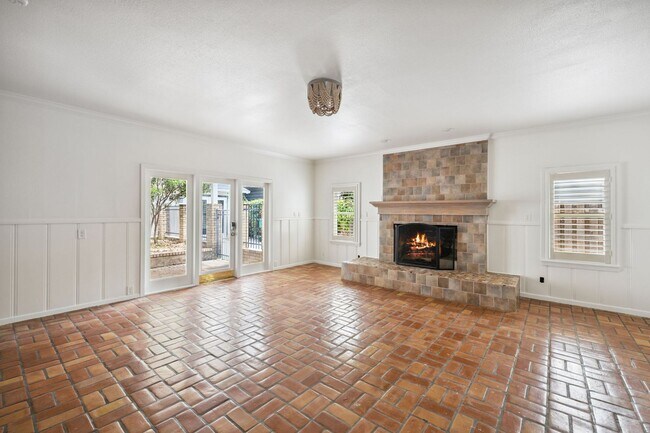 Building Photo - CHARMING 3-BEDROOM IN THE HEART OF ALAMO HEIGHTS
