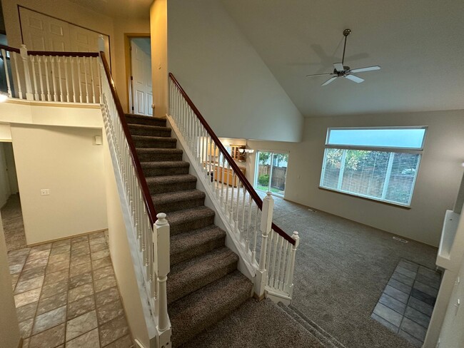 Building Photo - Large 4 bedroom home in Hillsboro Puyallup!!!