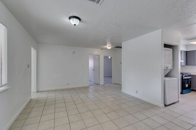 Building Photo - 6987 Mendon Ln