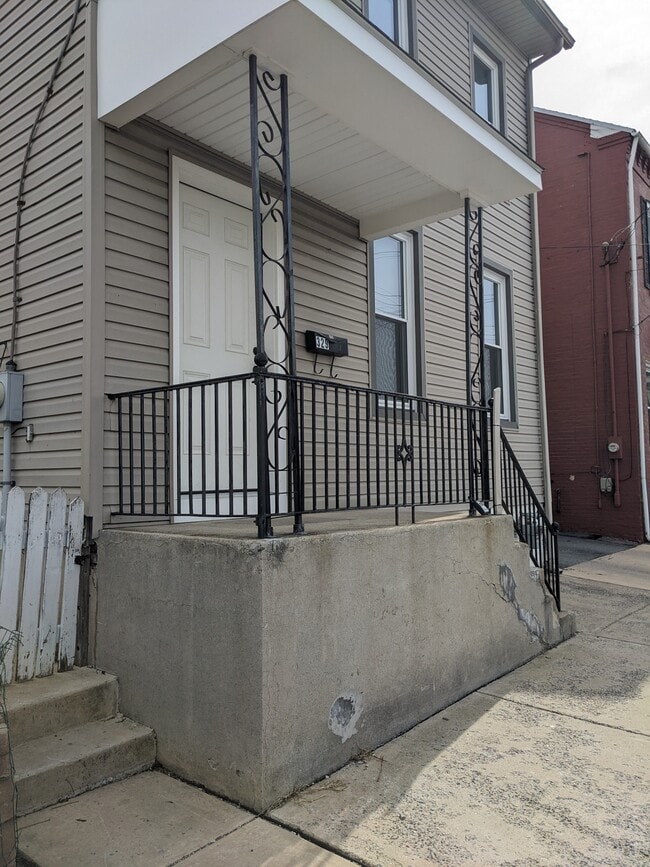 Building Photo - 329 N 2nd St