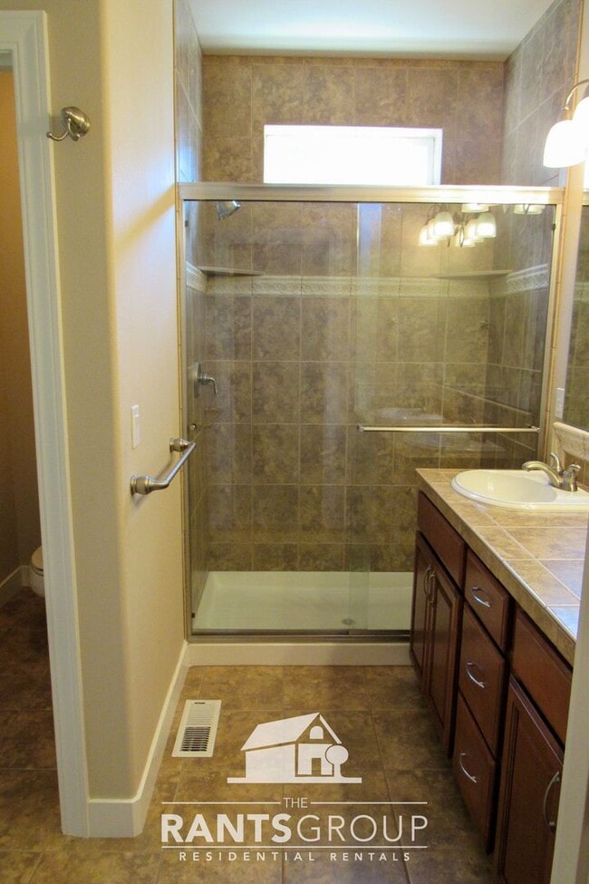 Building Photo - Spacious Single-Family Home in Olympia’s I...