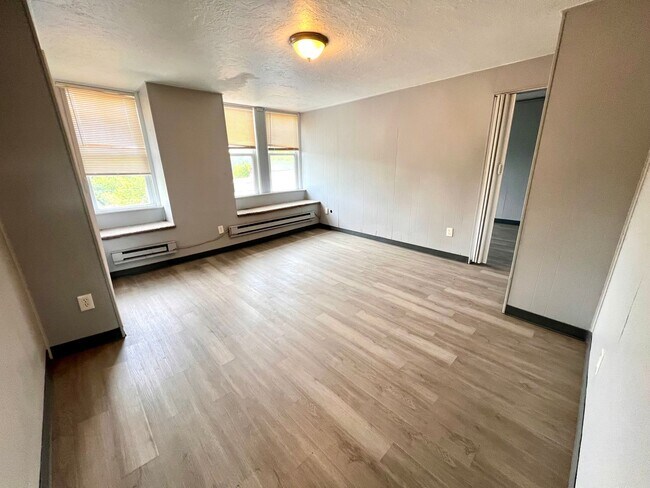 Building Photo - 1141 Brabec St