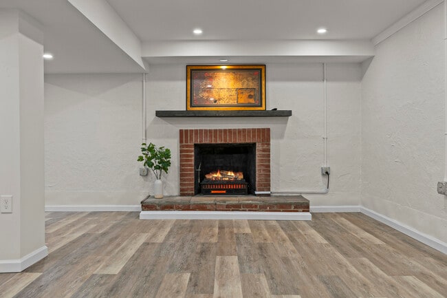 Building Photo - 549 Claymont Dr