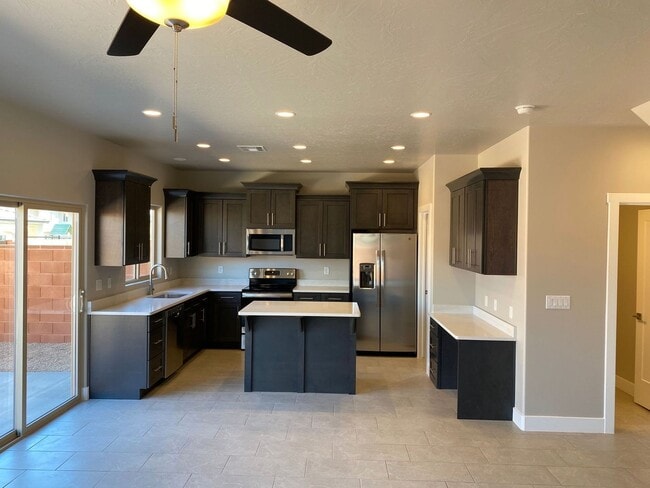 Building Photo - Red Mountain Vista Town Home, End Unit