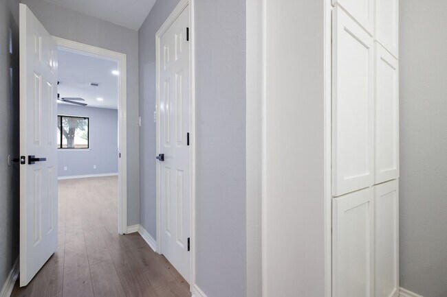 Building Photo - 3808 Yellowstone Pl