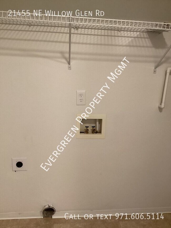 Building Photo - Beautifully remodeled 3-bedroom, 2.5-bathr...