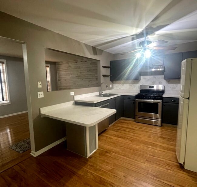 Building Photo - 939 Symphony Dr