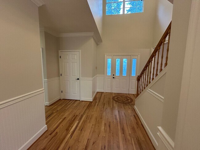 Building Photo - Spacious and Perfectly located 4/2 home in...