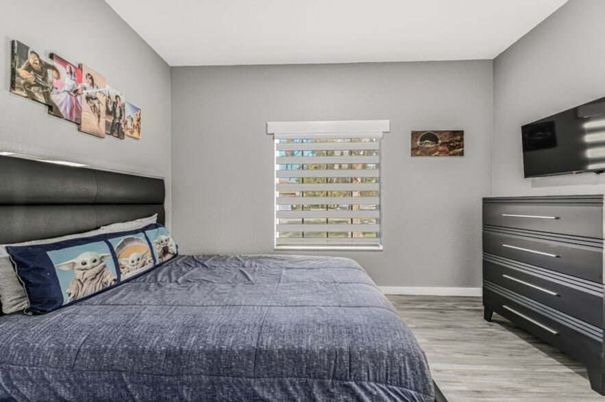 Building Photo - 16716 Lazy Breeze Loop