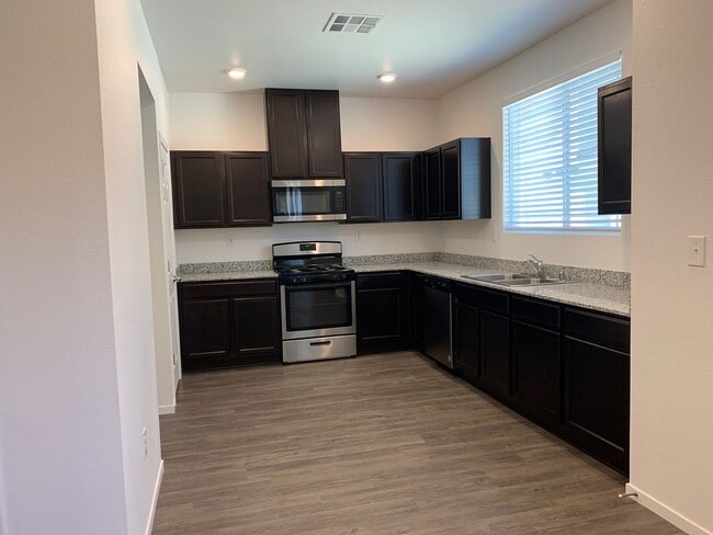 Building Photo - 4 bedroom Townhome