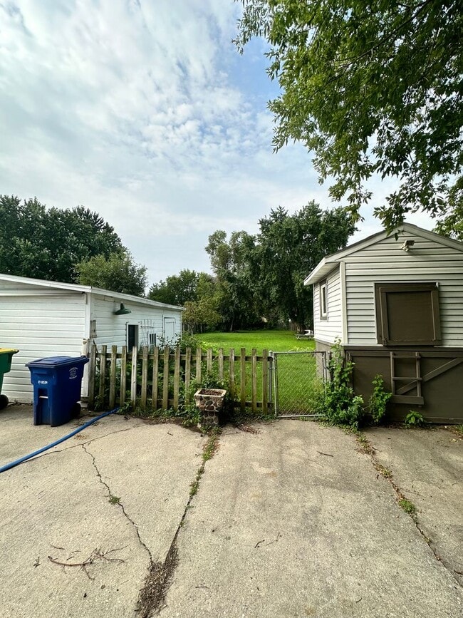 Building Photo - 4 Bed Room 2 Bath Big Yard