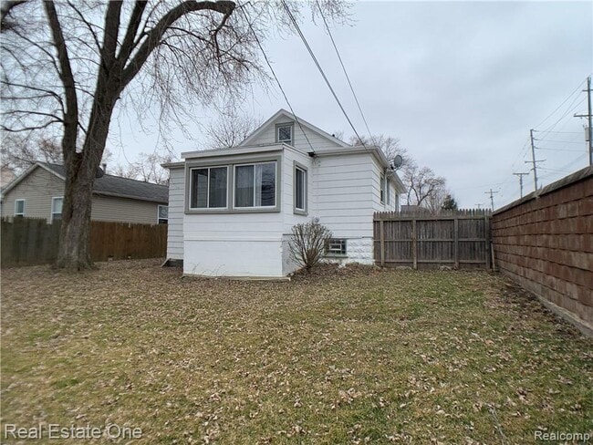 Building Photo - 3342 Buckingham Ave