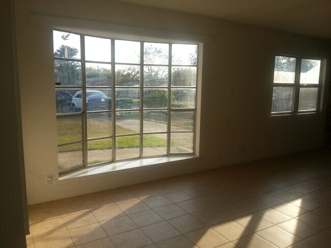Building Photo - 503 Demya Dr