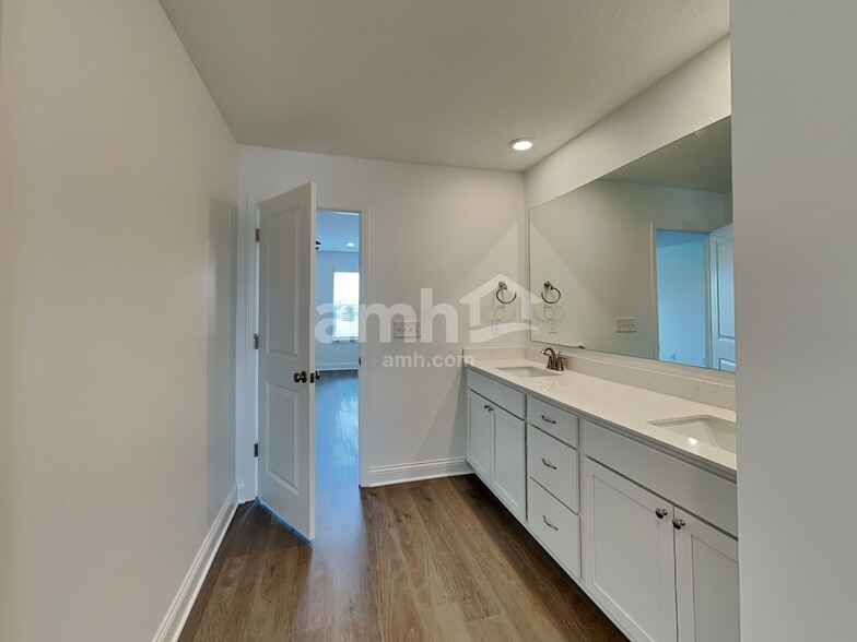 Building Photo - 216 Deanscroft Dr