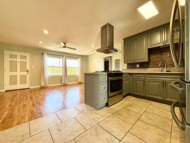 Building Photo - 3 Bedroom 1 bath single story home with solar!