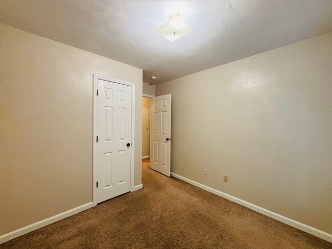 Building Photo - 876 Patrick Henry Dr