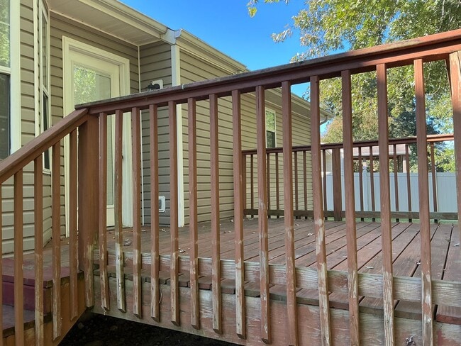 Building Photo - 824 Buckhorn Dr