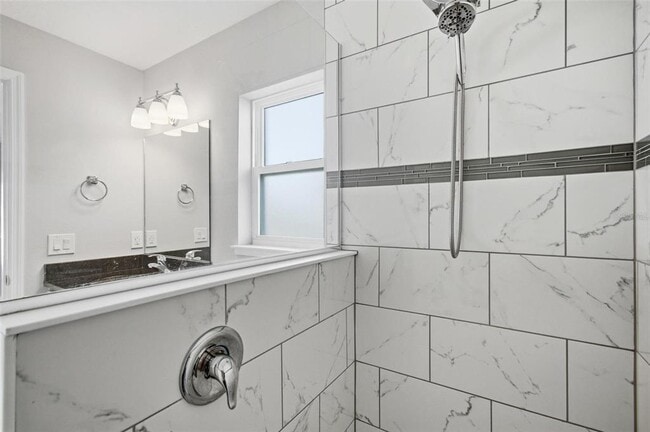 Building Photo - 2 Lynton Pl