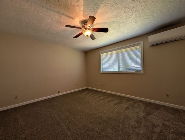 Building Photo - Nice 2 bed/1.5 bath condo in West Eugene