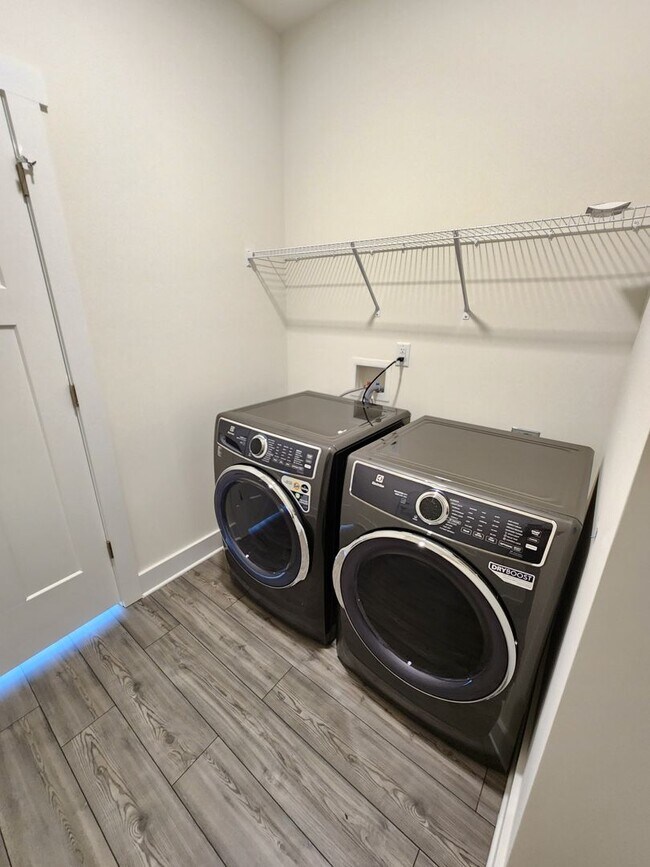 Building Photo - Black Mountain Rental!