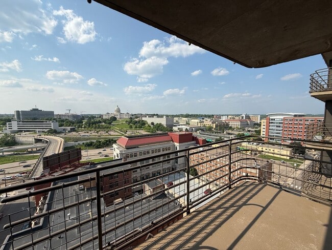 Building Photo - Modern 1 Bedroom Apartment With Stunning C...