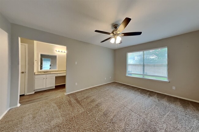 Building Photo - 2039 Greencrest Dr