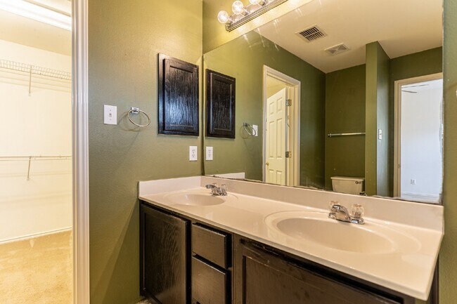 Building Photo - 8914 Walnut Springs