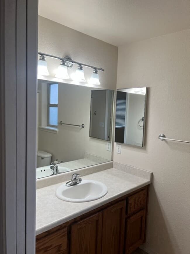 Building Photo - SPACIOUS 3 BEDROOM/ 2 BATH HOME WITH RV/BO...